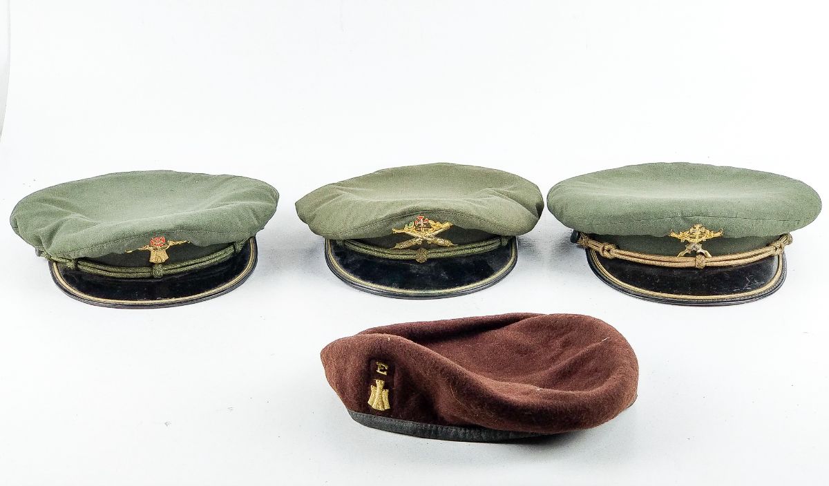 Três Bonés Militares