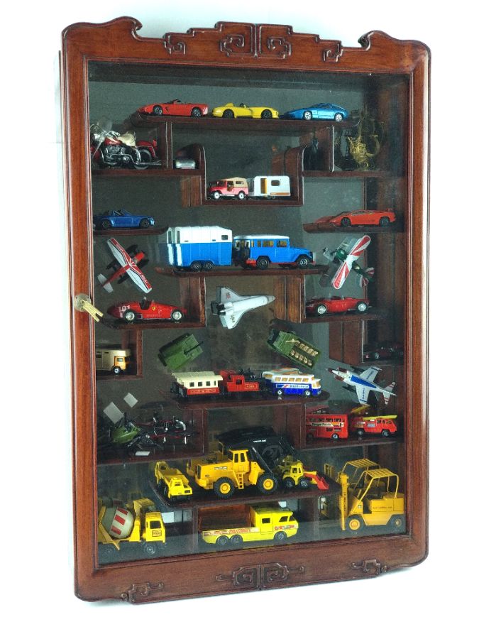 Vitrine expositora de Parede com réplicas de meios transporte