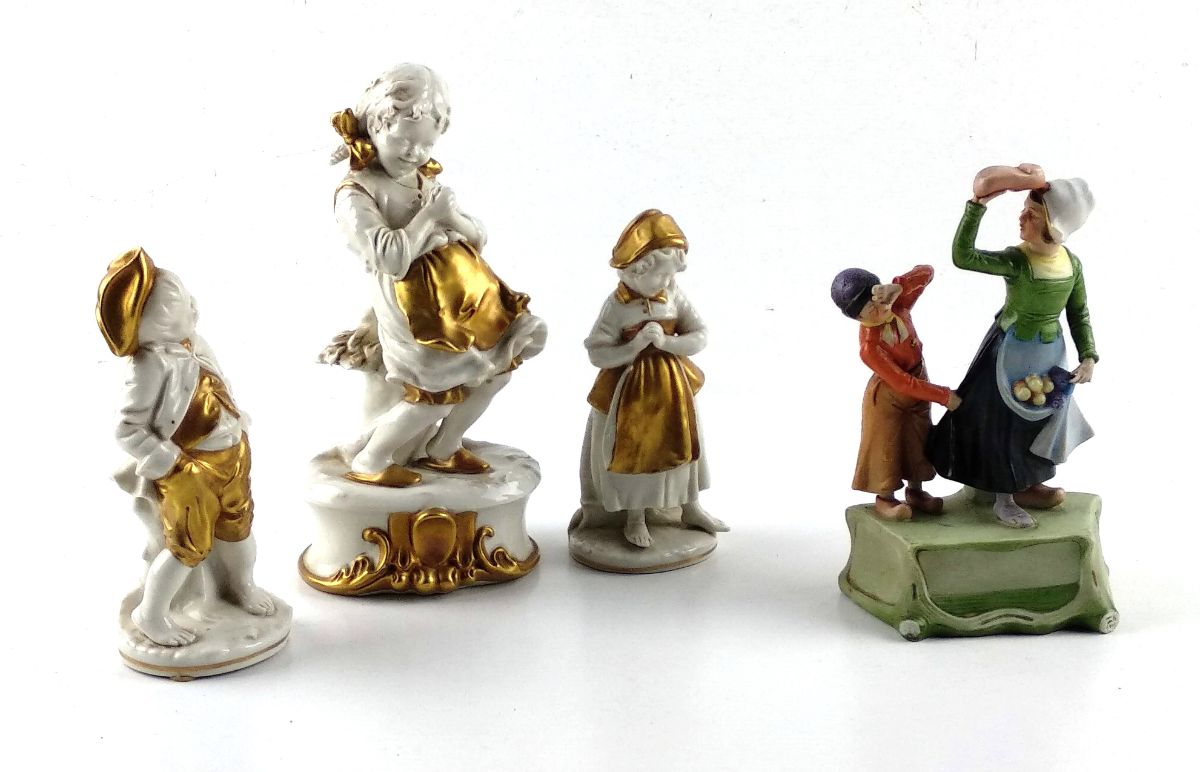 Quatro Esculturas em Porcelana