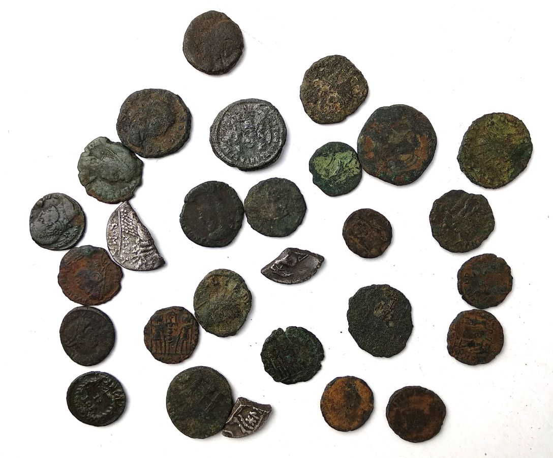 25 Moedas Romanas e 3 pedaços de uma moeda