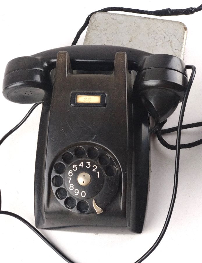 Dois Telefones Antigos