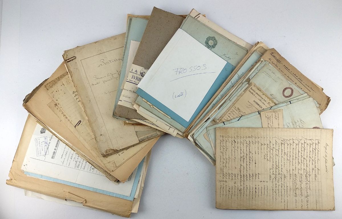 Documentos notariais e outros manuscritos dos séculos XIX e XX