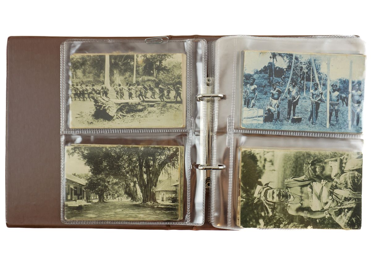 Álbum com 90 postais antigos de Timor