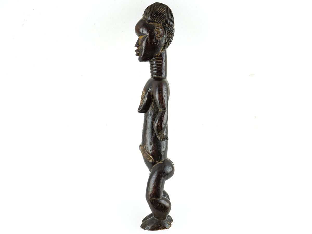 Estatueta em madeira esculpida