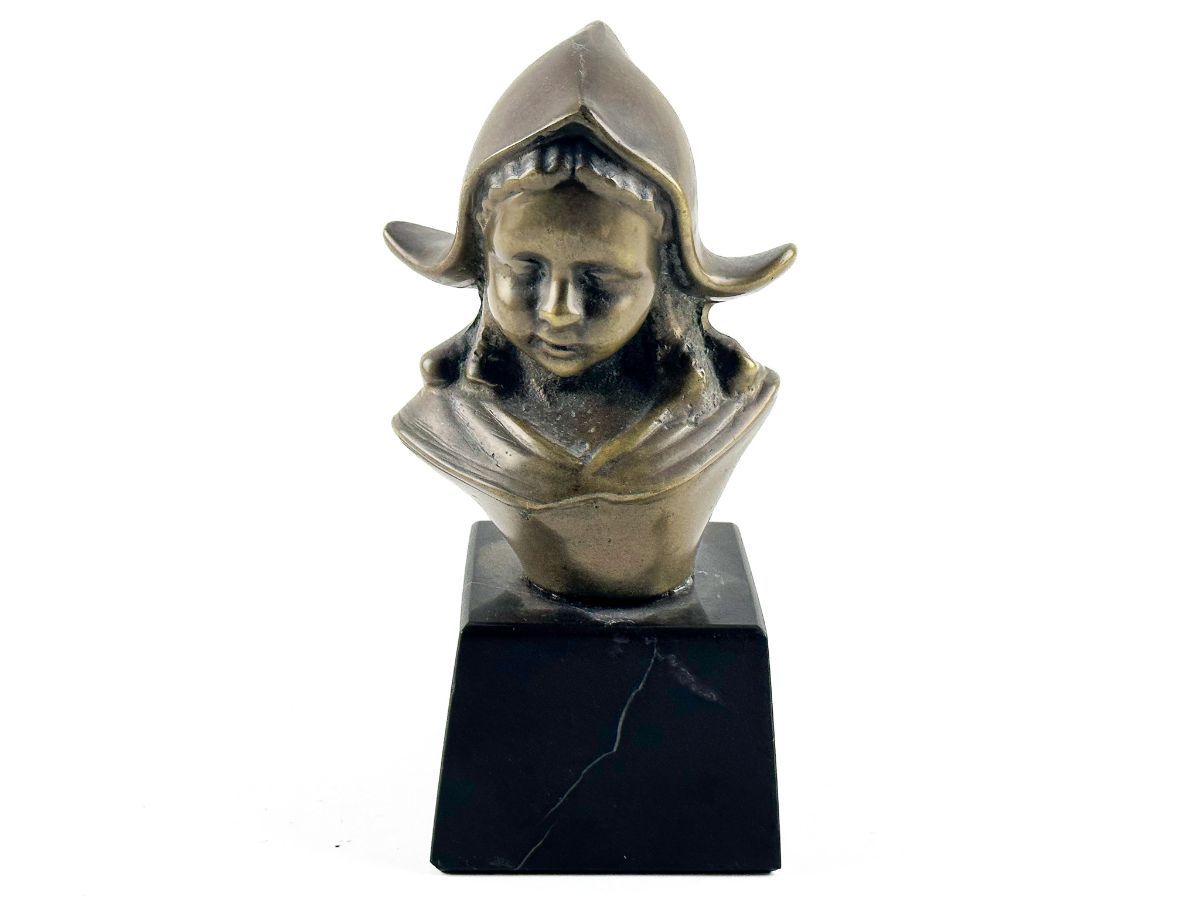 Busto de menina com chapéu