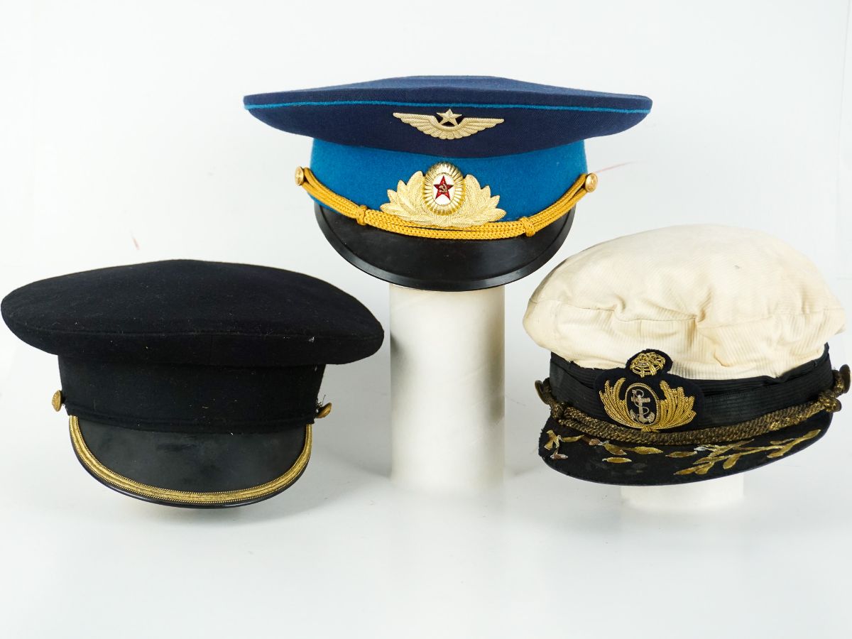 Três Bonés Militares