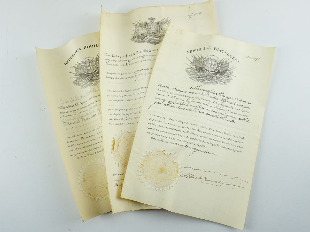Diplomas Monárquicos e Republicanos