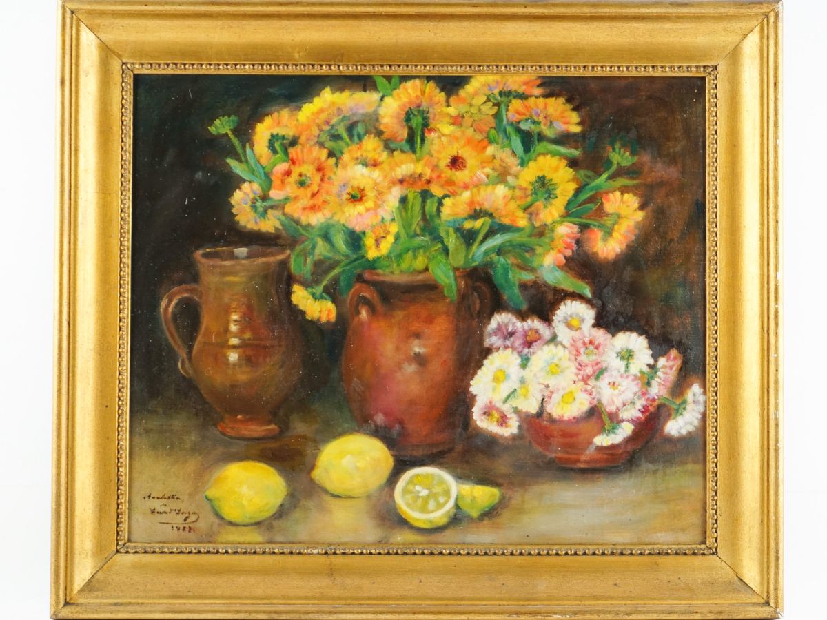 Jarra com flores e limões