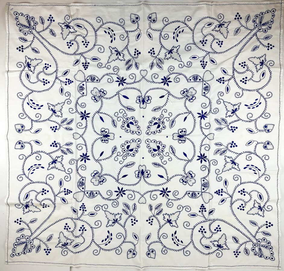 2 Toalhas de mesa com bordados a azul e branco