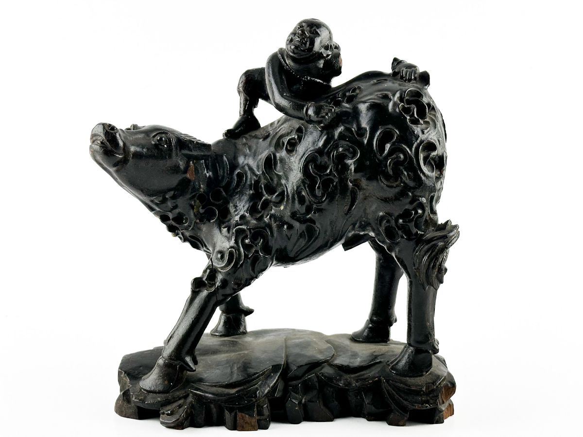 Figura oriental sobre búfalo