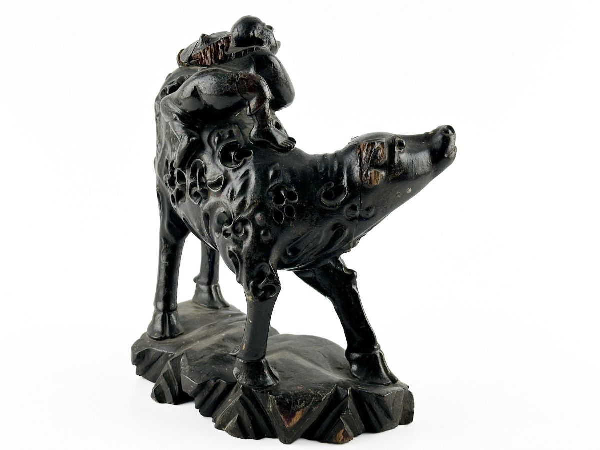 Figura oriental sobre búfalo