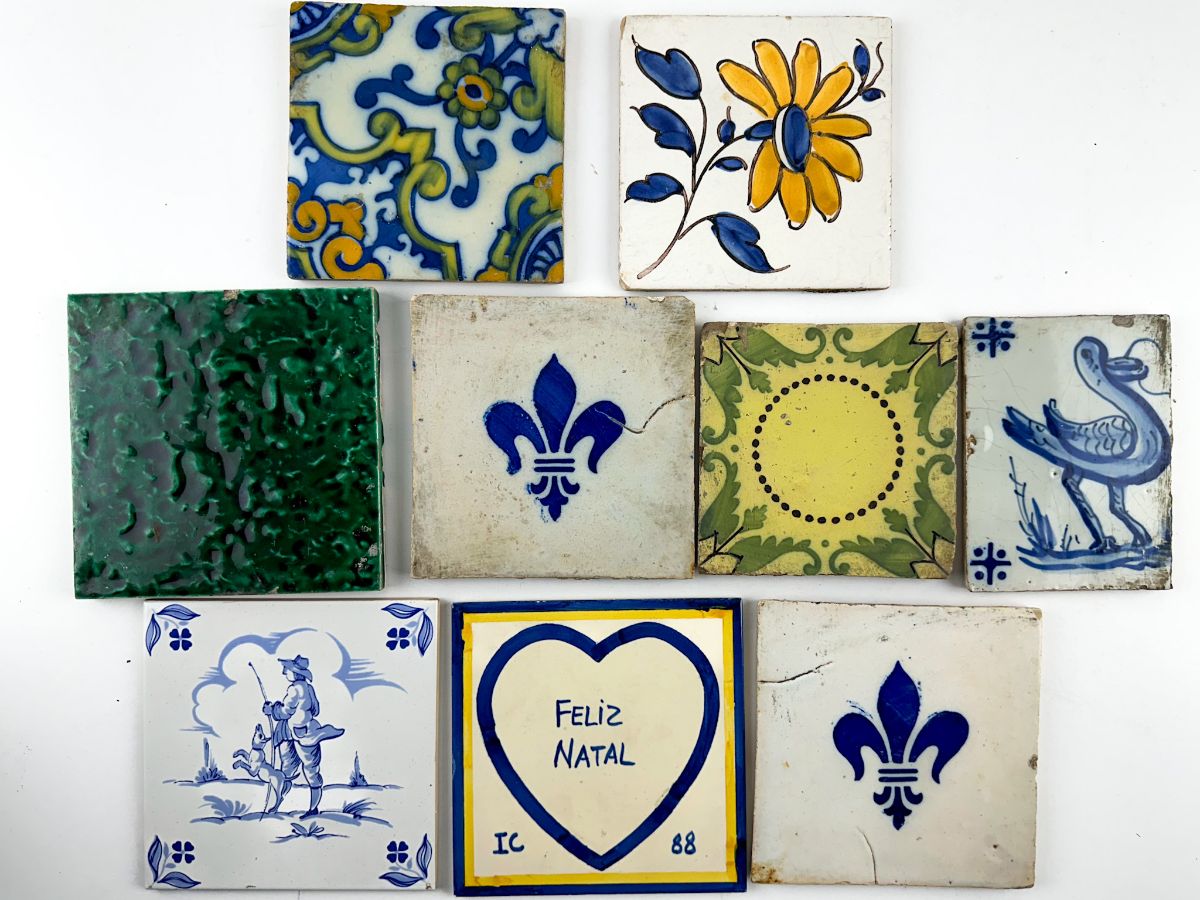 Conjunto de 41 azulejos.