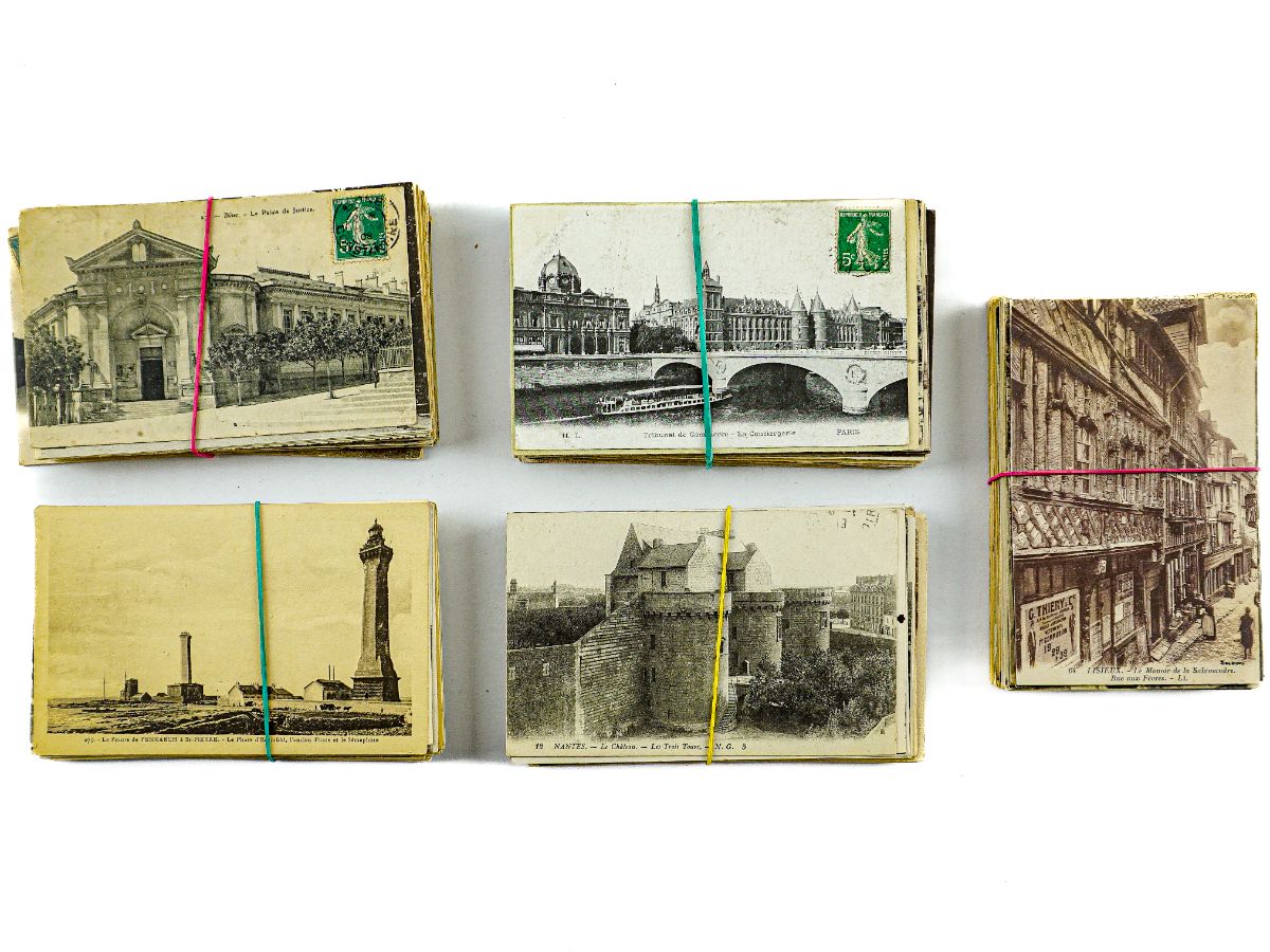 Cerca de 250 postais franceses 
