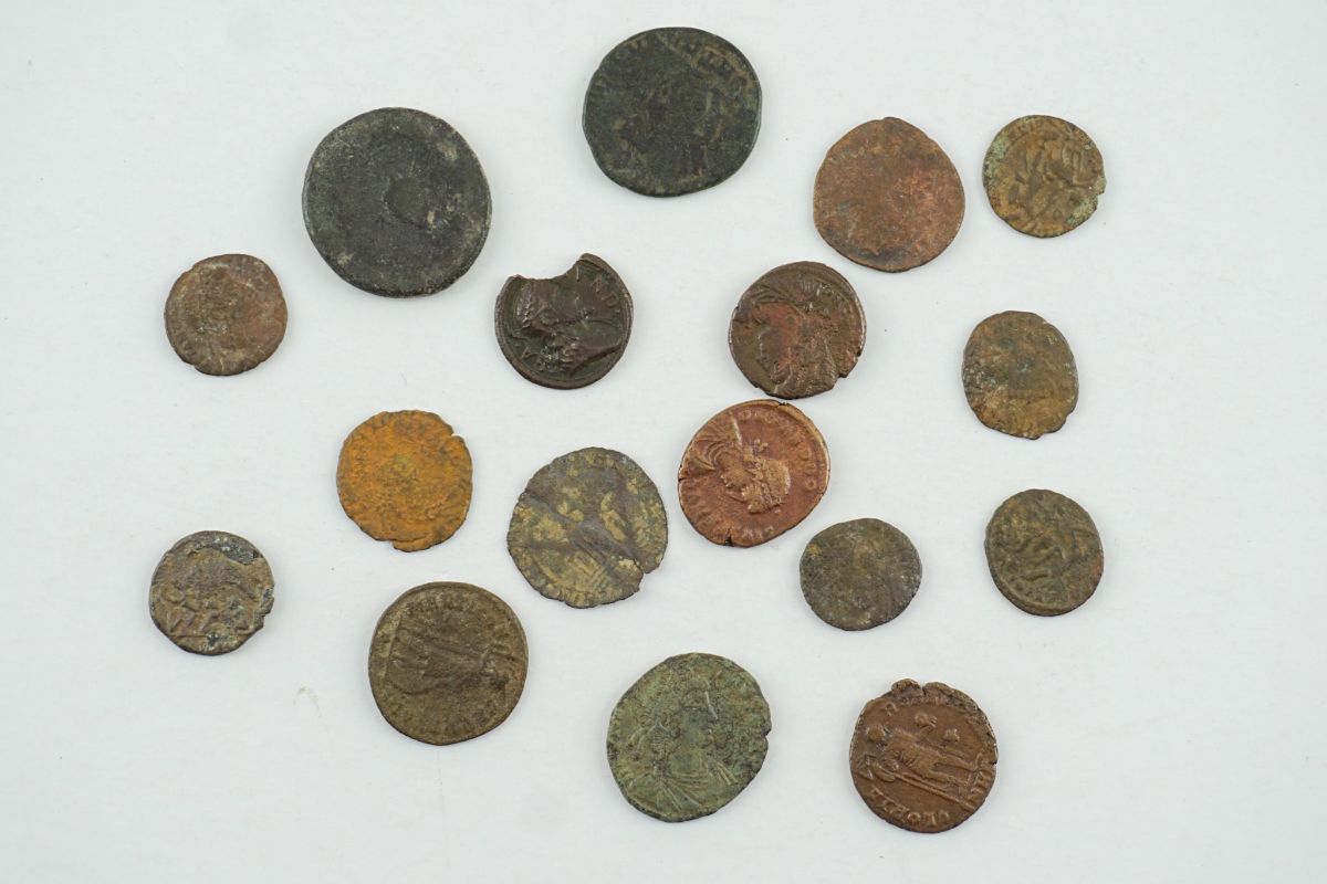Coleção de 17 moedas muito antigas romanas