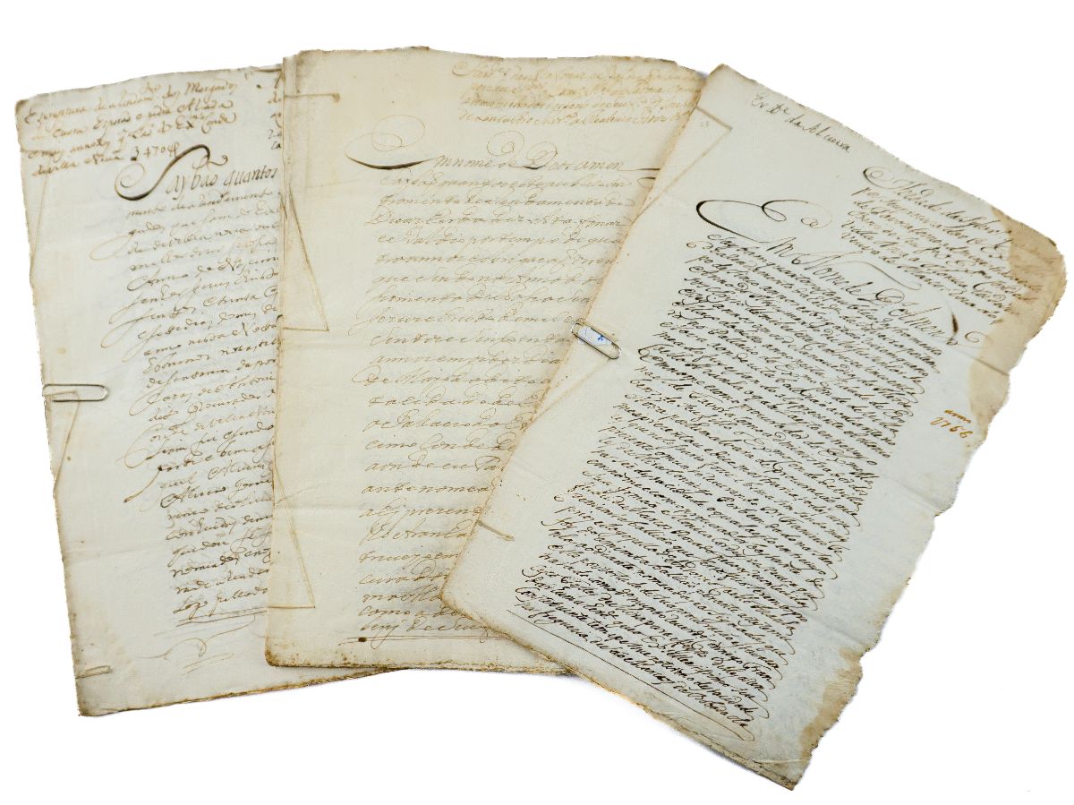 Quatro manuscritos sob papel