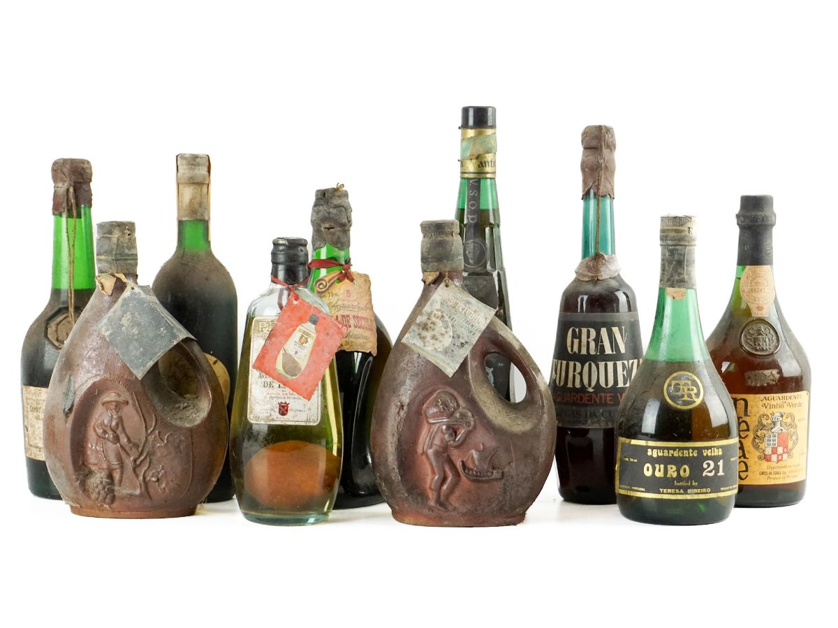 10 garrafas de aguardente