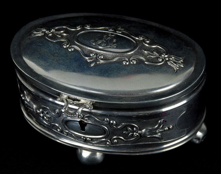 Caixa oval com tampa e fechadura