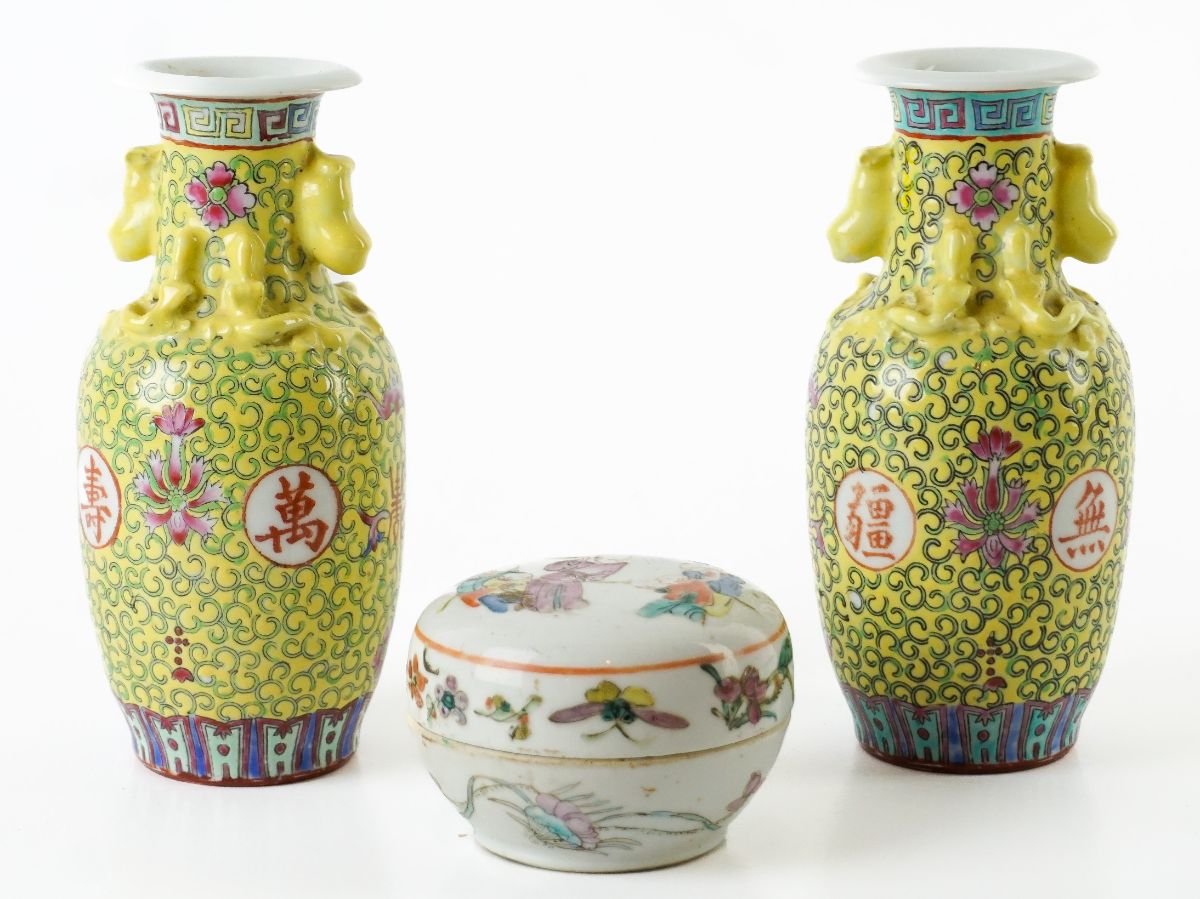 3 Peças chinesas em porcelana