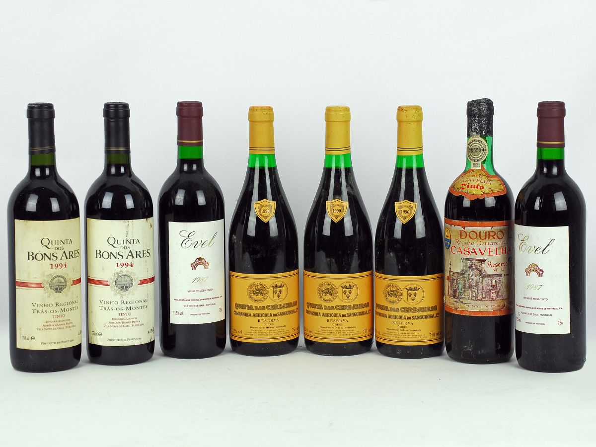 8 Garrafas de Vinho tinto