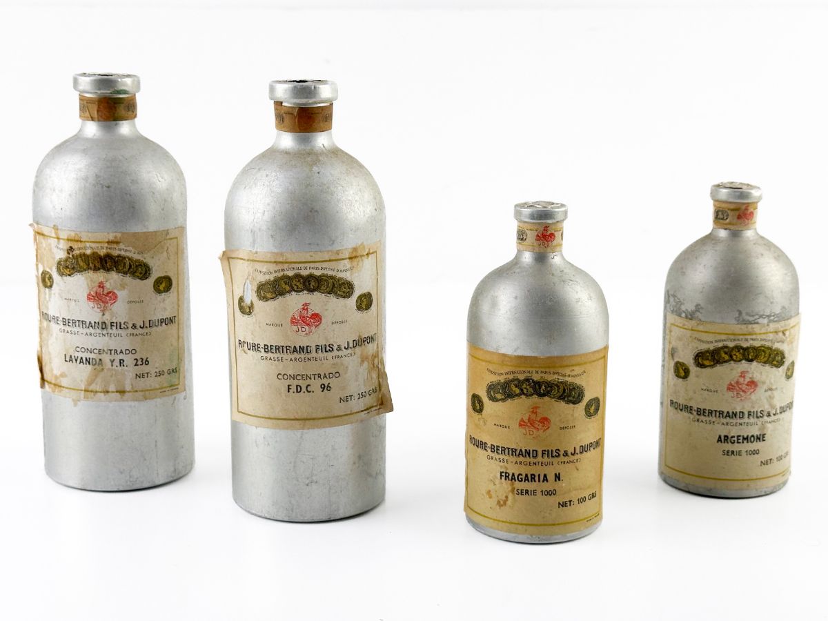 4 Frascos de perfume em metal