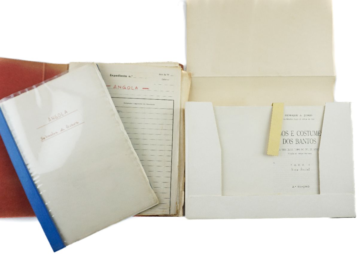 Extenso conjunto de documentos sobre Angola do Eng. Santos Silva