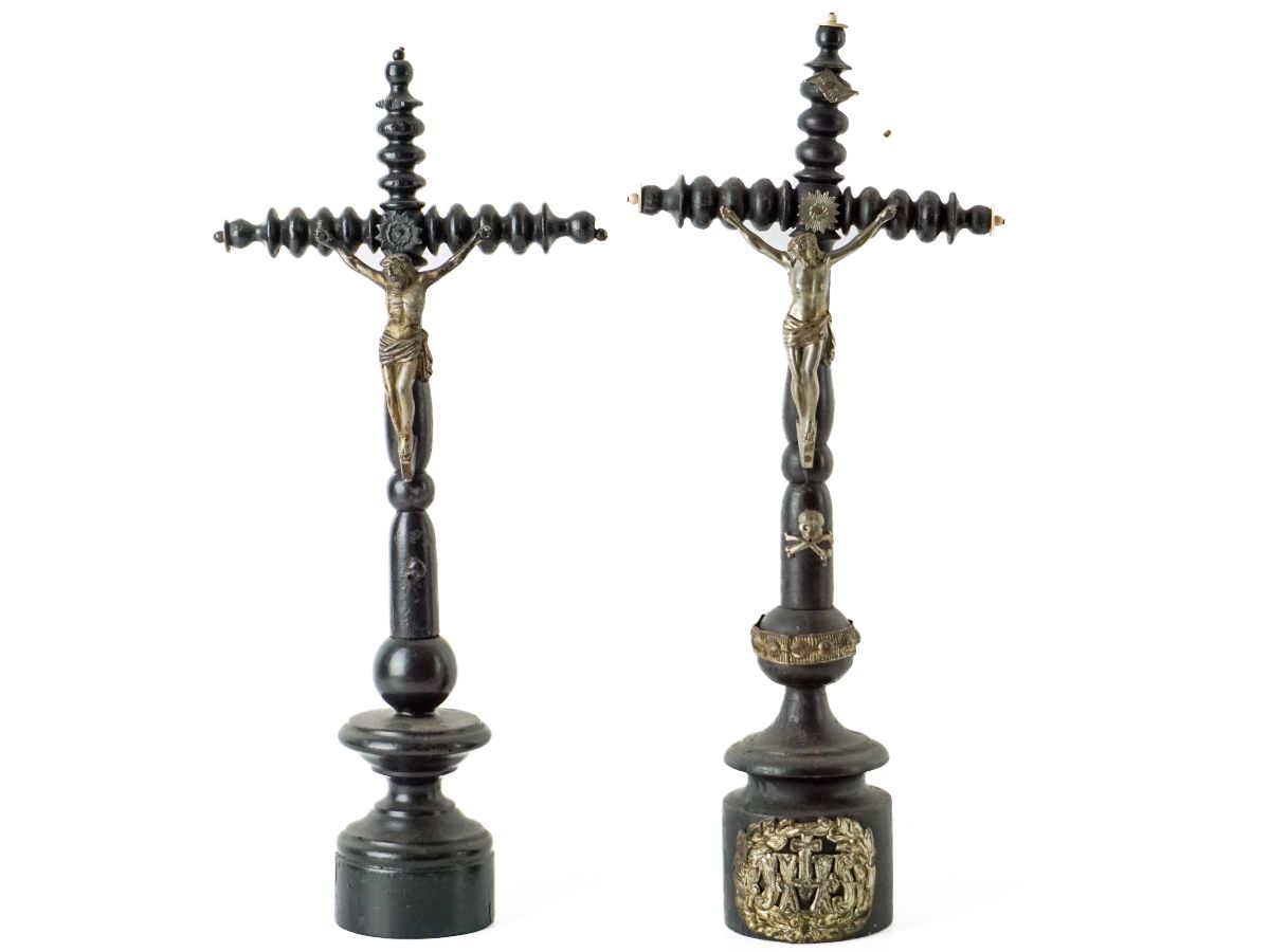 2 Crucifixos