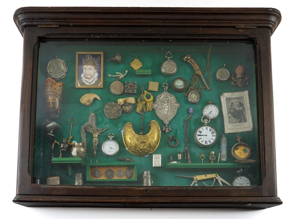 Vitrine de parede com objetos de curiosidade