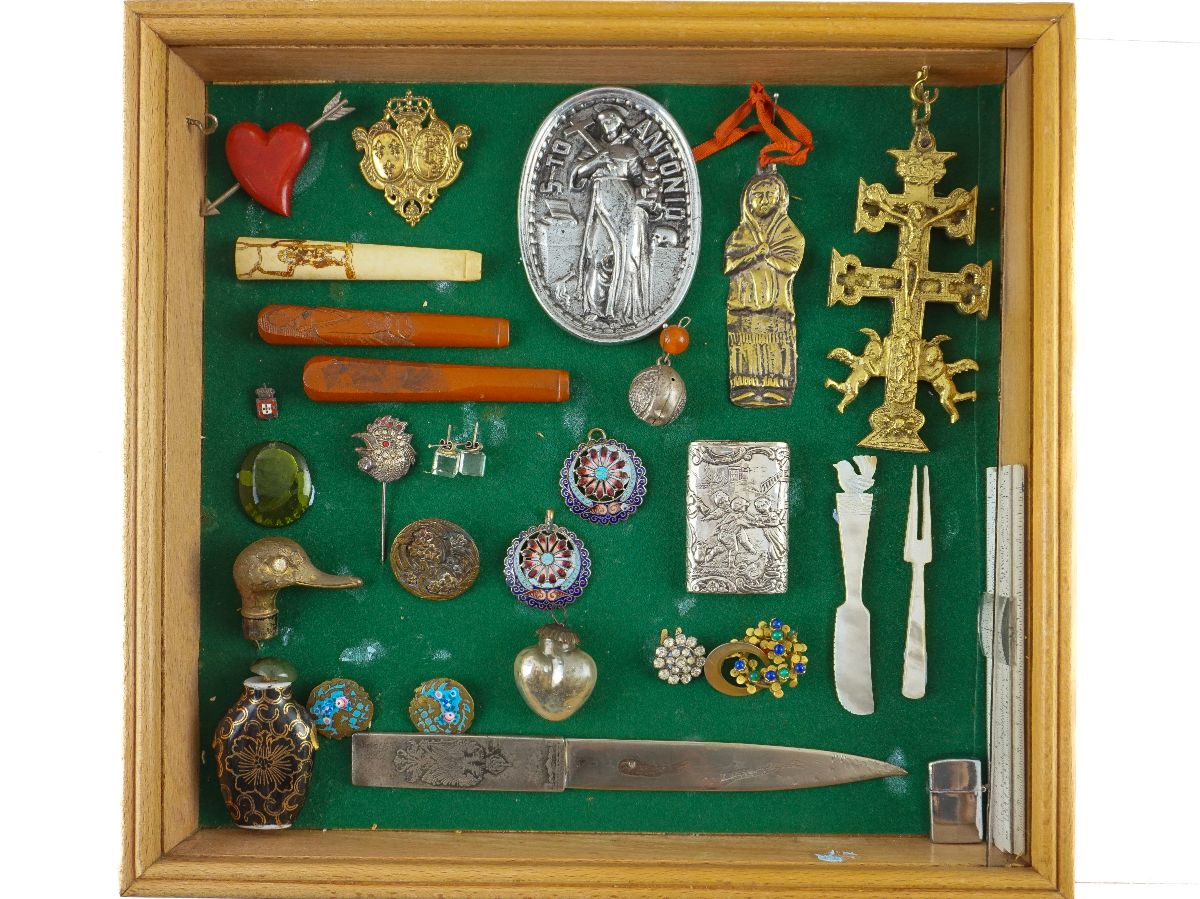 Vitrine de mesa com objetos de curiosidade
