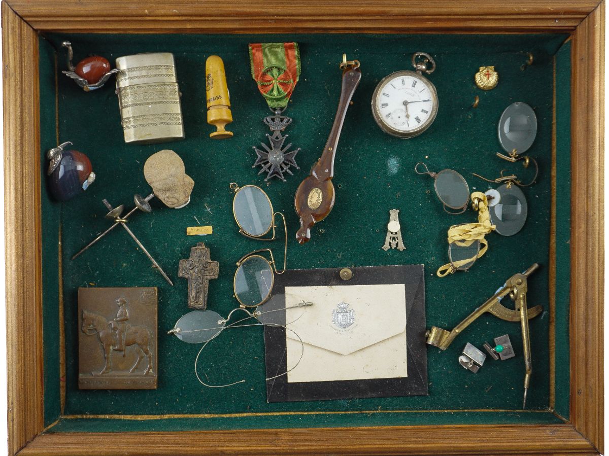 Vitrine de parede com objetos de curiosidade