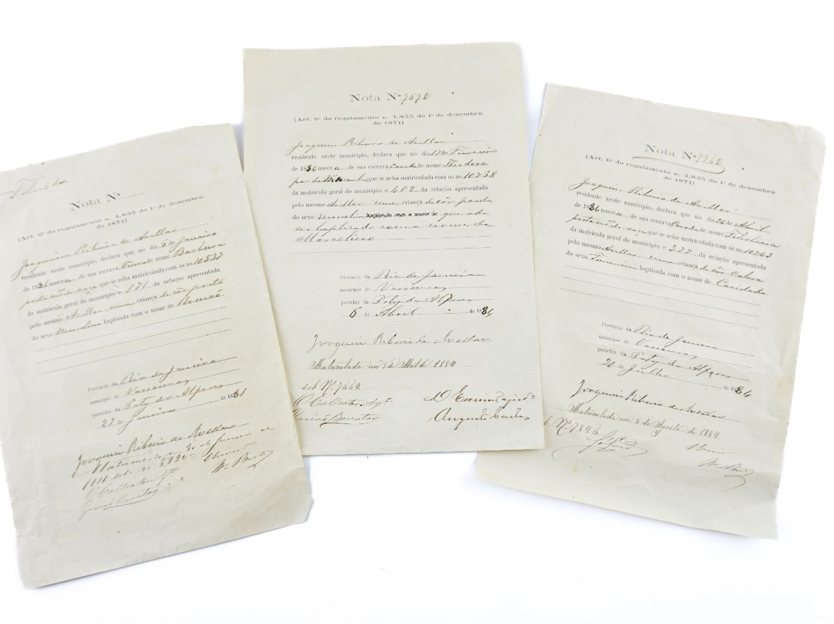 Conjunto de 3 documentos (Notas) de registo de posse de escravos