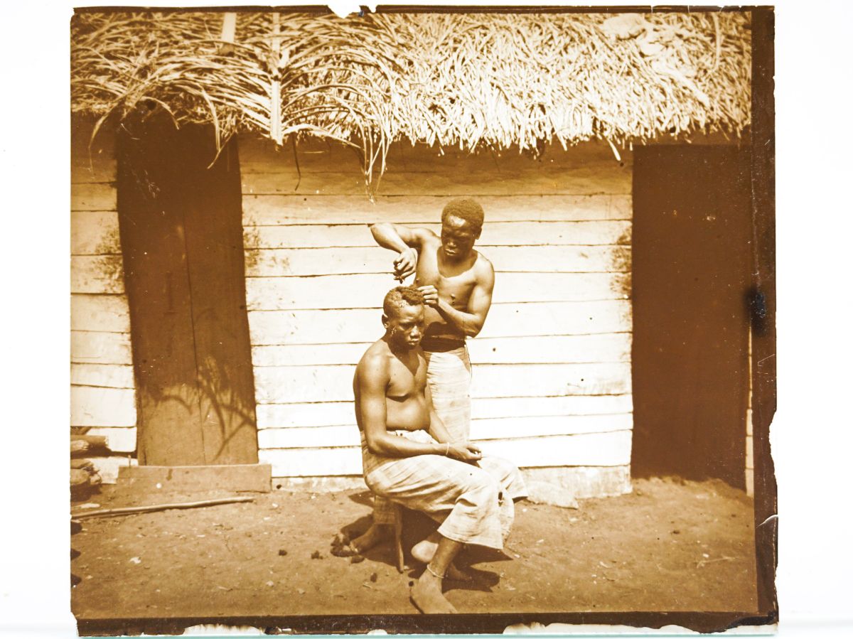 Fotografia sobre vidro – Cena de penteado tradicional africano