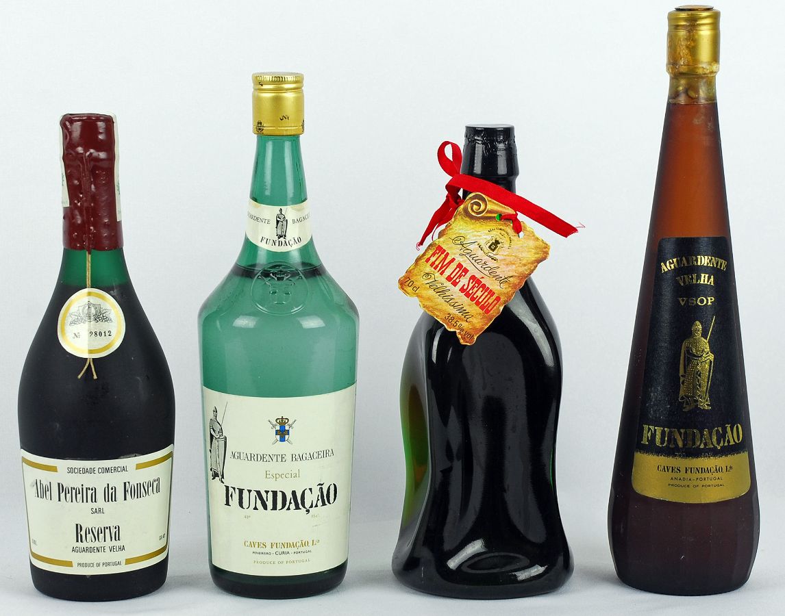 4 Garrafas de Aguardente Velhas