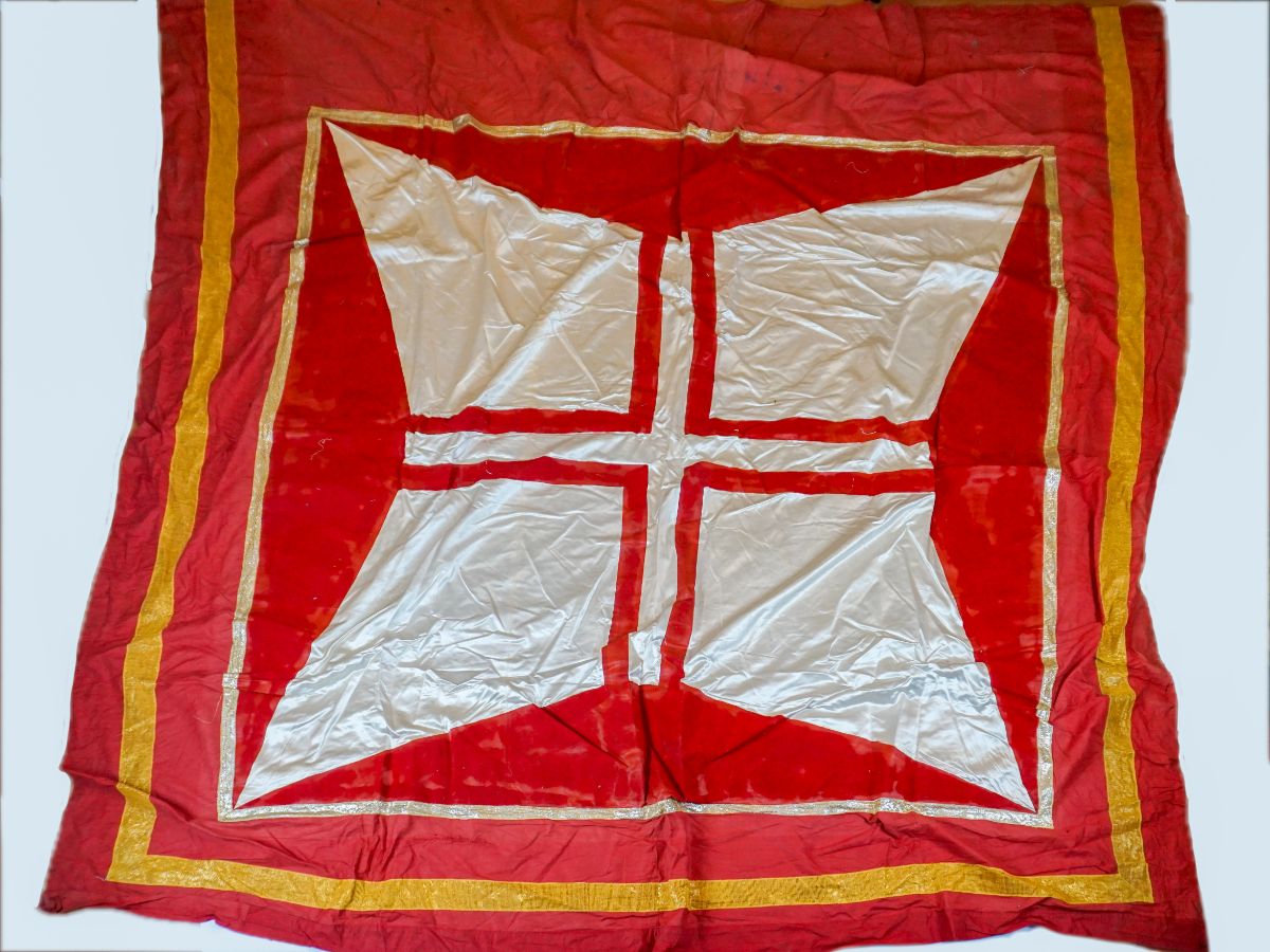Grande pano com cruz de Cristo