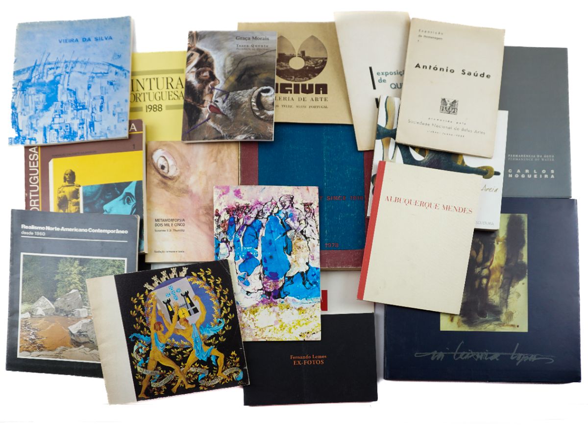 42 Livros e catálogos de exposições de artistas