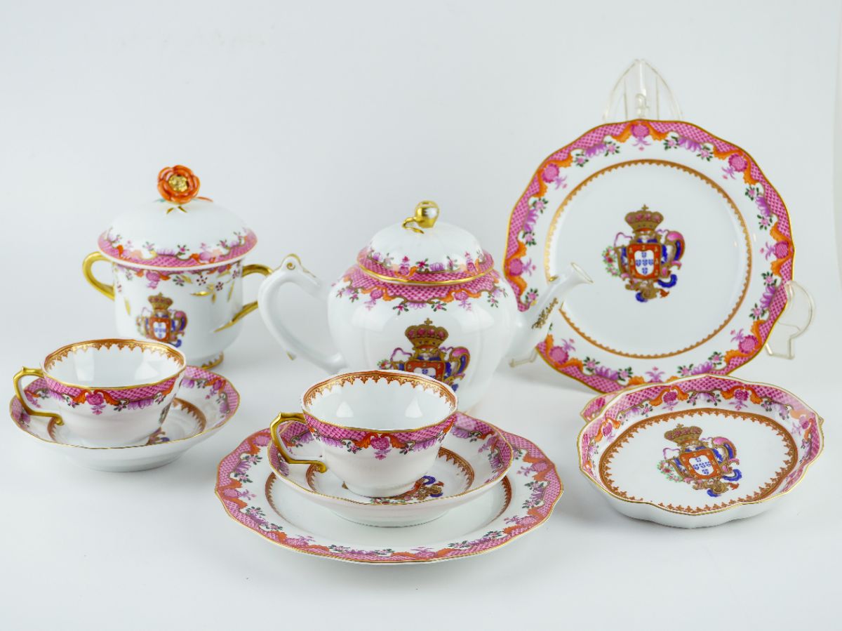 8 Peças em porcelana