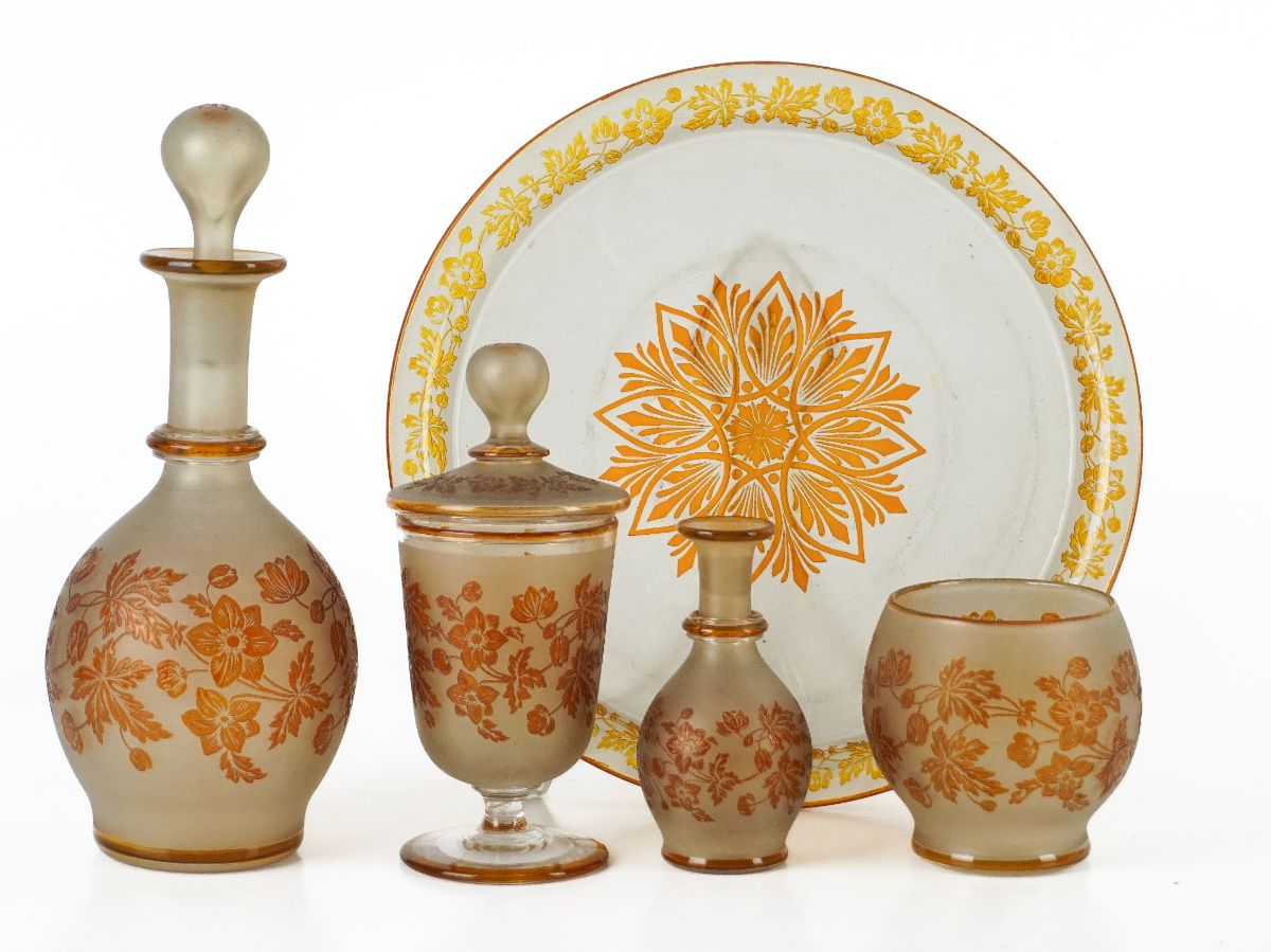 Conjunto em vidro fosco com decorações vegetalistas em relevo