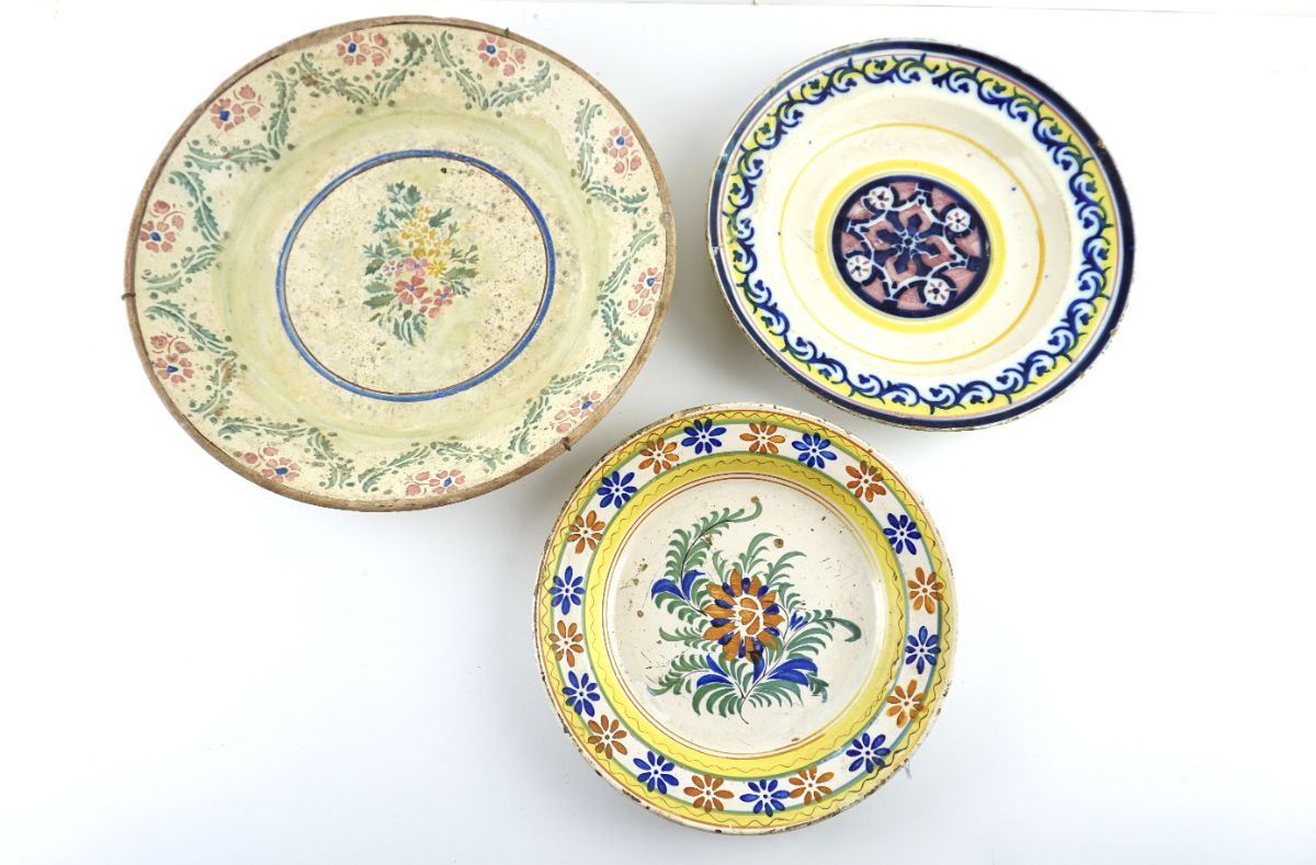 3 Pratos grandes em faiança