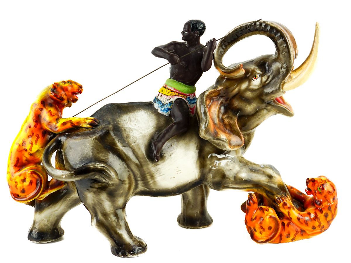 Elefante e tigre com caçador