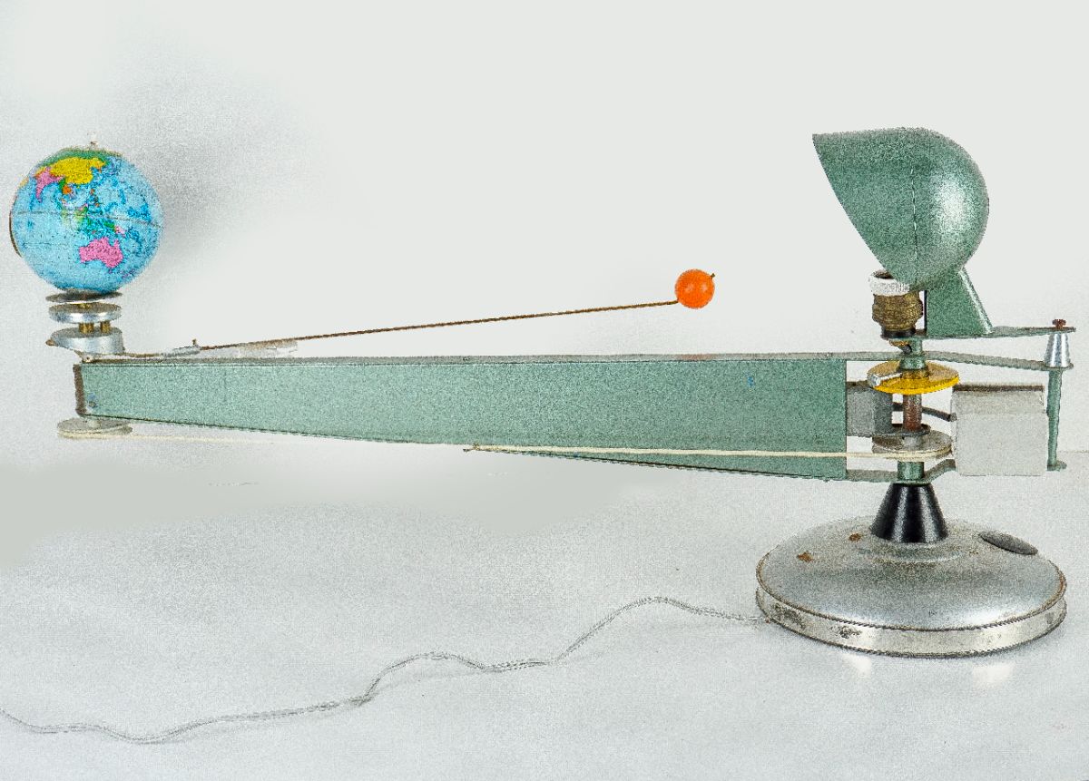 Modelo mecânico/elétrico de telúrio do sistema solar