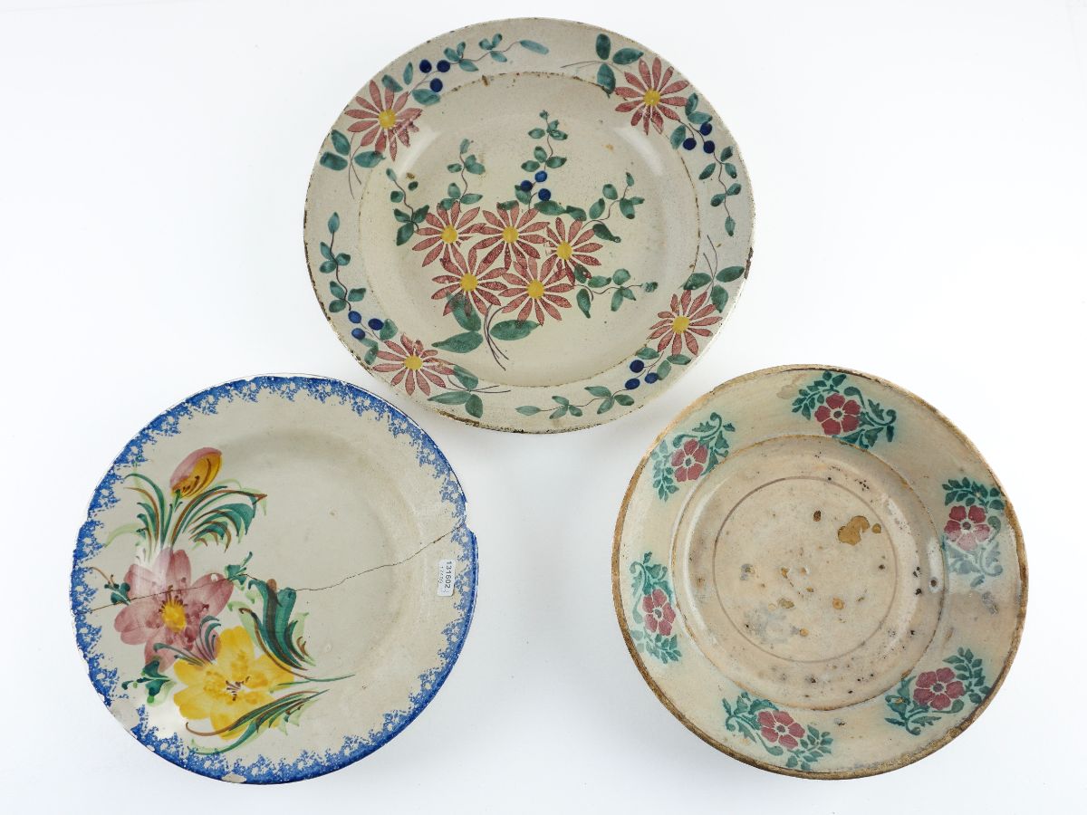 2 Pratos grandes em faiança portuguesa