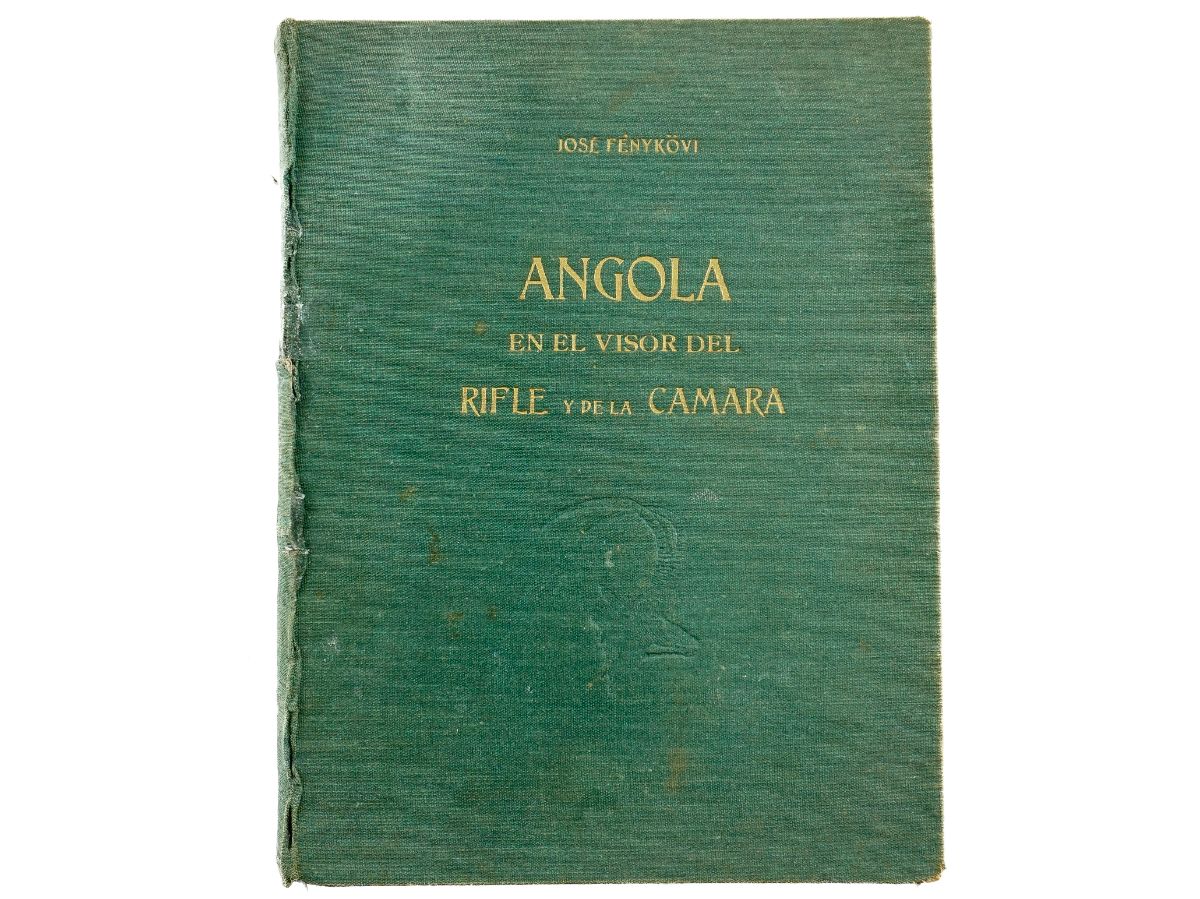 Angola en el visor del rifle de la camara