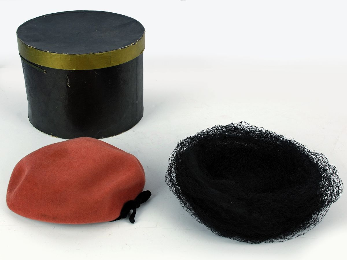 Lote de 10 chapéus antigos e 7 alfinetes de cabelo 