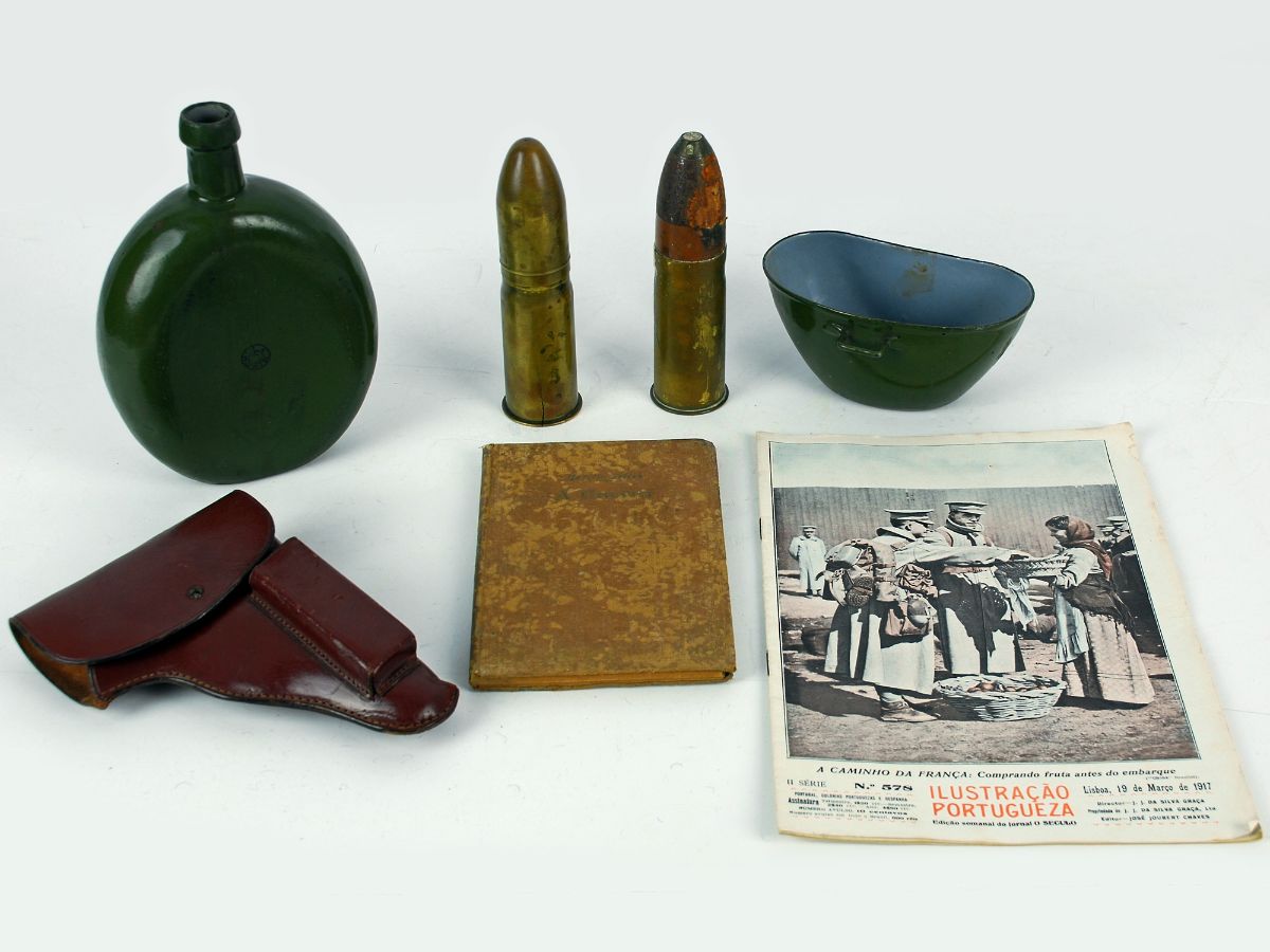 Lote de 9 peças militares