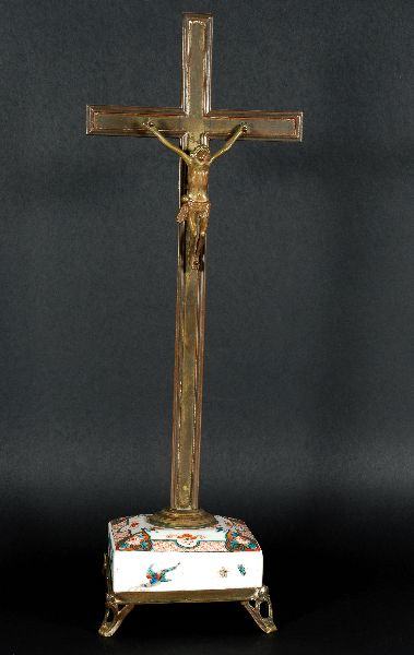 Cruz em Bronze com Base em Porcelana IMARI