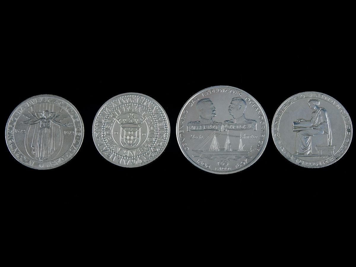 Conjunto de diversas moedas em prata