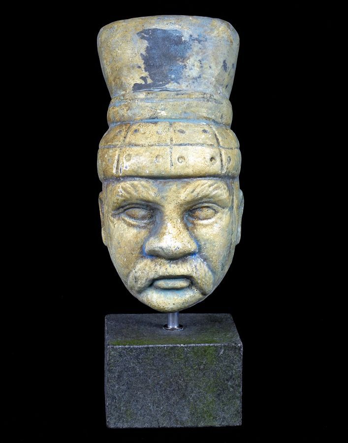 Escultura em cerâmica montada sobre base em granito