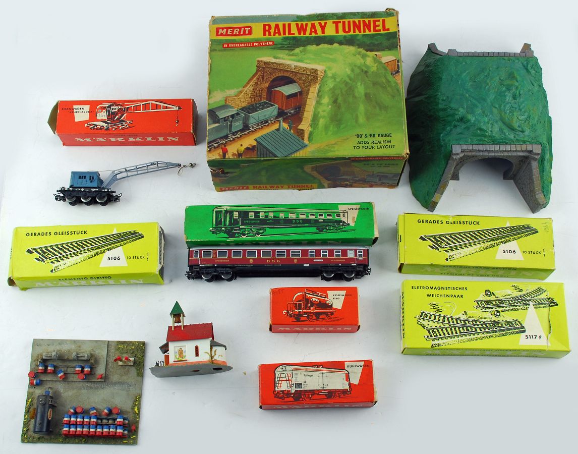 Diversas peças de comboio miniatura