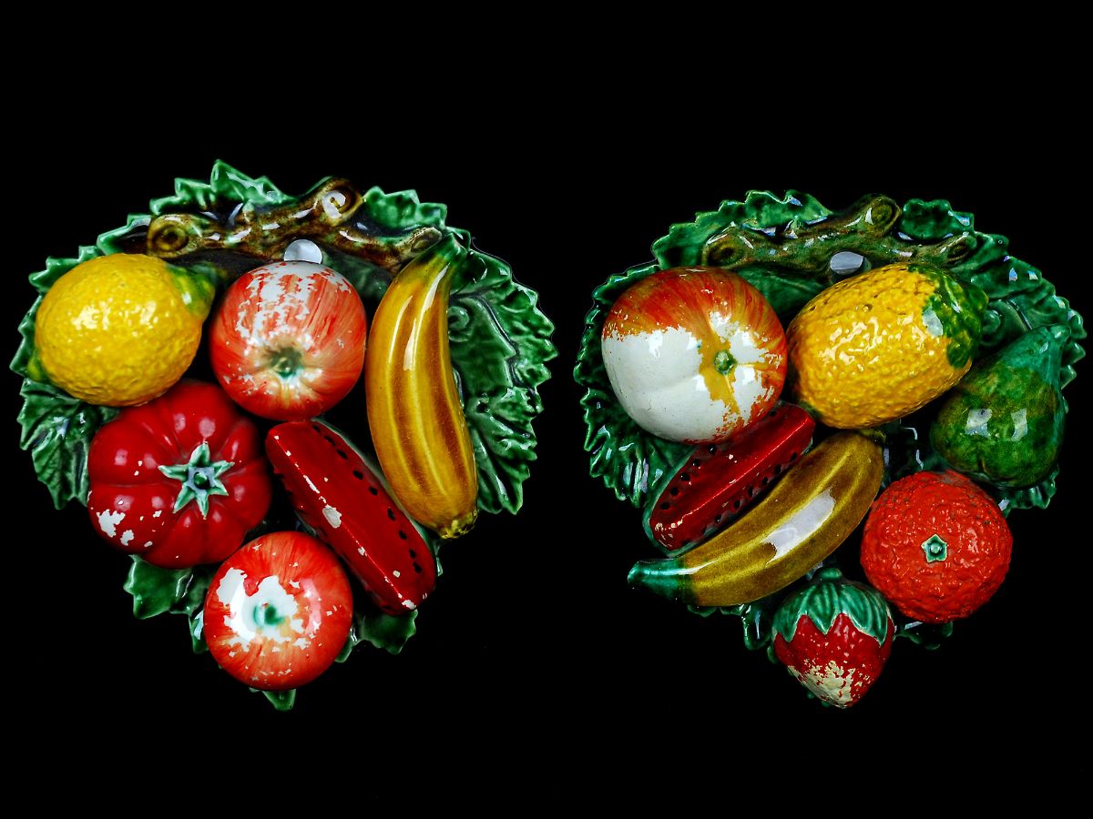 2 Pratos em forma de parras de uva com frutas