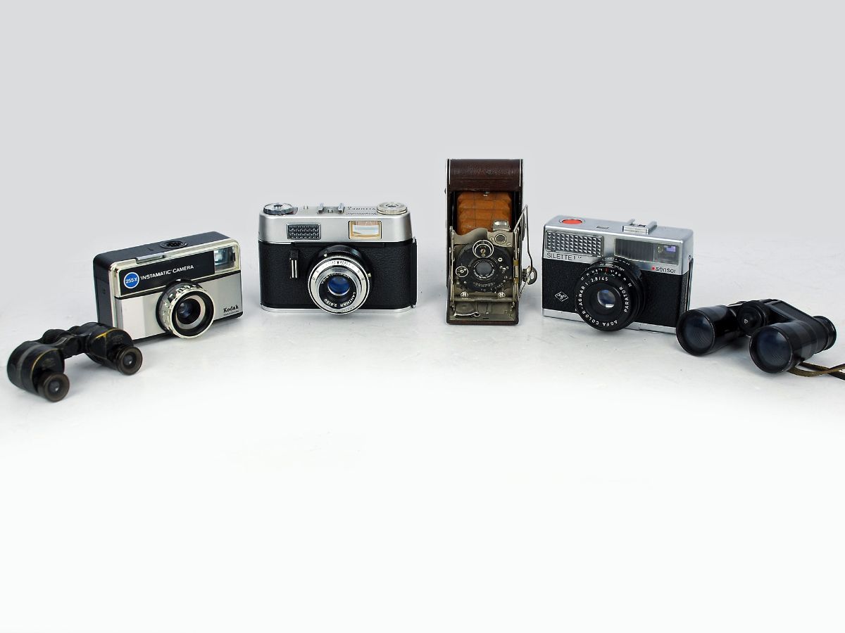 4 Aparelhos Fotográficos e 2 Binóculos