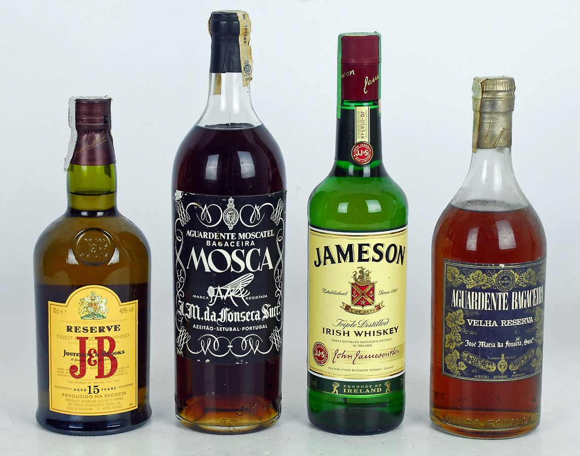 2 Garrafas de Whisky e 2 de Aguardente